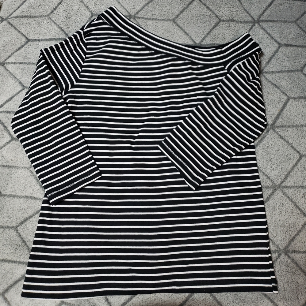H&M 3/4 sleeve shirt left off shoulder. New w/tags